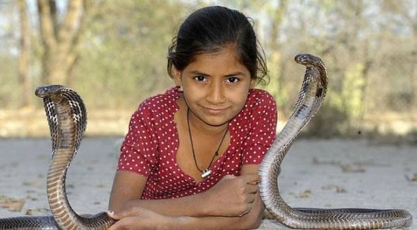 Ατρόμητη 11χρονη Ινδή ζει μαζί με κόμπρες (φωτογραφίες)