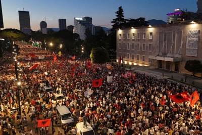 “Ποτάμι οργής” στα Τίρανα κατά του σχεδίου Κούσνερ – Η μεγαλύτερη διαδήλωση των “Ροζ Φλαμίνγκο” (βίντεο)