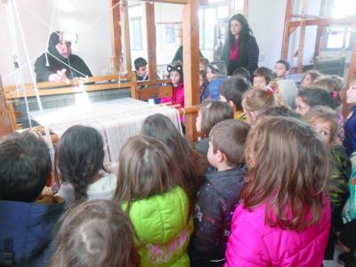 Γνωριμία μαθητών των Εκπαιδευτηρίων Μπουγά με τον αργαλειό