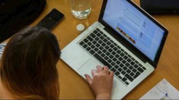 Ερευνα ΕΚΚΕ: Πόσοι Έλληνες χρησιμοποιούν σήμερα το Διαδίκτυο;