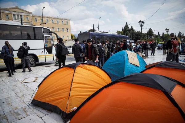 Υπουργείο Μεταναστευτικής Πολιτικής: Να μεταφερθούν σε διαθέσιμες θέσεις φιλοξενίας όσοι έχουν κατασκηνώσει στην πλατεία Συντάγματος