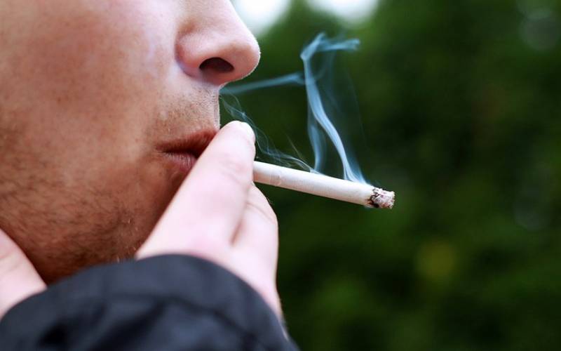 Κορονοϊός: Γιατί οι καπνιστές και οι ατμιστές κινδυνεύουν περισσότερο