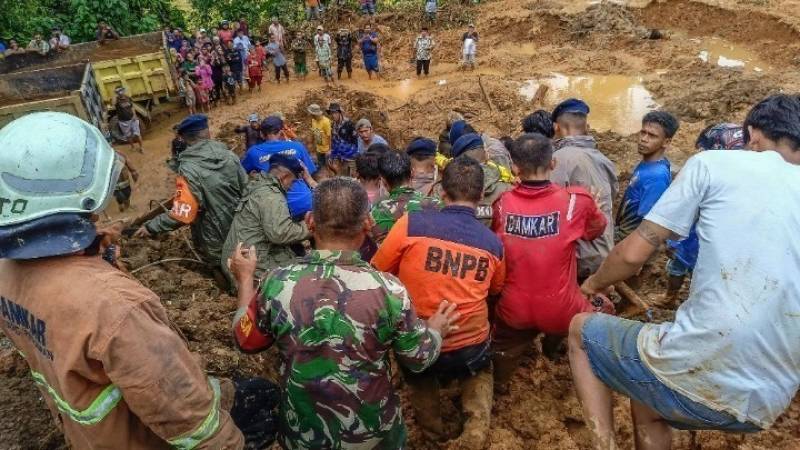 Ινδονησία: 41 νεκροί, 17 αγνοούμενοι από πλημμύρες και κατολισθήσεις