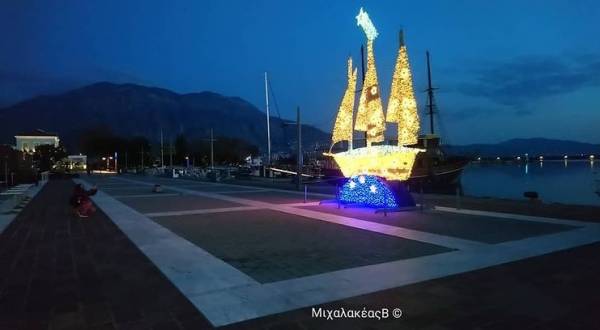 Εντυπωσιάζει το χριστουγεννιάτικο καράβι στο λιμάνι Καλαμάτας