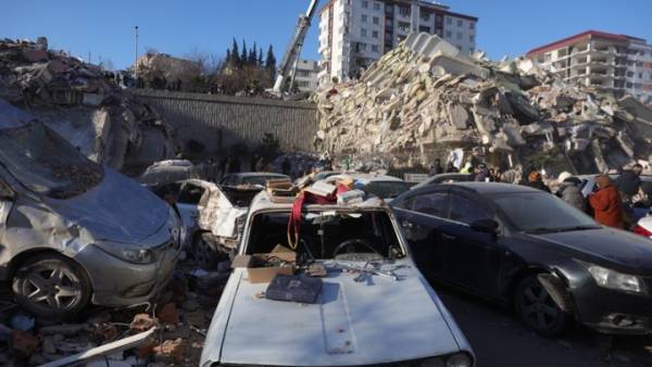 Oλοένα και πιο σπάνιες οι διασώσεις - Οι προσπάθειες επικεντρώνονται στη βοήθεια στους άστεγους