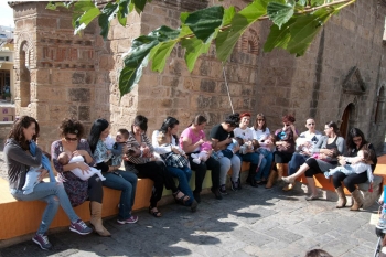 Ταυτόχρονος θηλασμός από 16 μητέρες στην Καλαμάτα (φωτογραφίες)