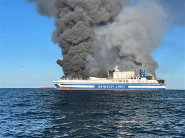Συνεχίζεται το έργο της πυρόσβεσης στο πλοίο Euroferry Olympia