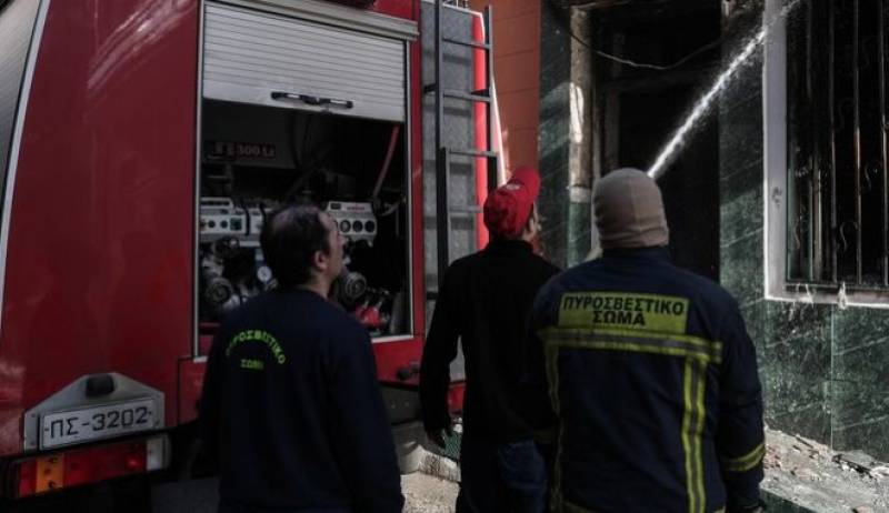 Φωτιά σε κτίριο στο Μεταξουργείο: Απεγκλωβίστηκαν δύο άτομα από την ταράτσα
