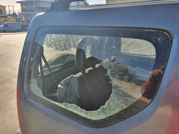 Επίθεση Ρομά με πέτρες σε αυτοκίνητο στη διασταύρωση για Μικρομάνη