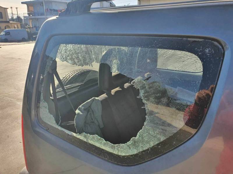 Επίθεση Ρομά με πέτρες σε αυτοκίνητο στη διασταύρωση για Μικρομάνη