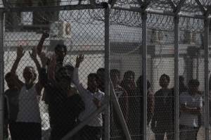 ΝΔ: «Ο ΣΥΡΙΖΑ θα ελληνοποιήσει 300.000 λαθρομετανάστες»