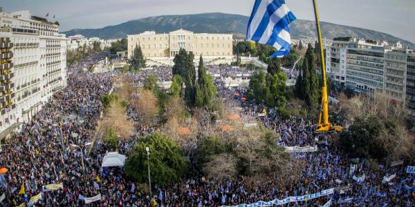 Όλα έτοιμα για το μεγάλο συλλαλητήριο - Mε το «Μακεδονία ξακουστή» οι διαδηλωτές στο Σύνταγμα (Βίντεο)