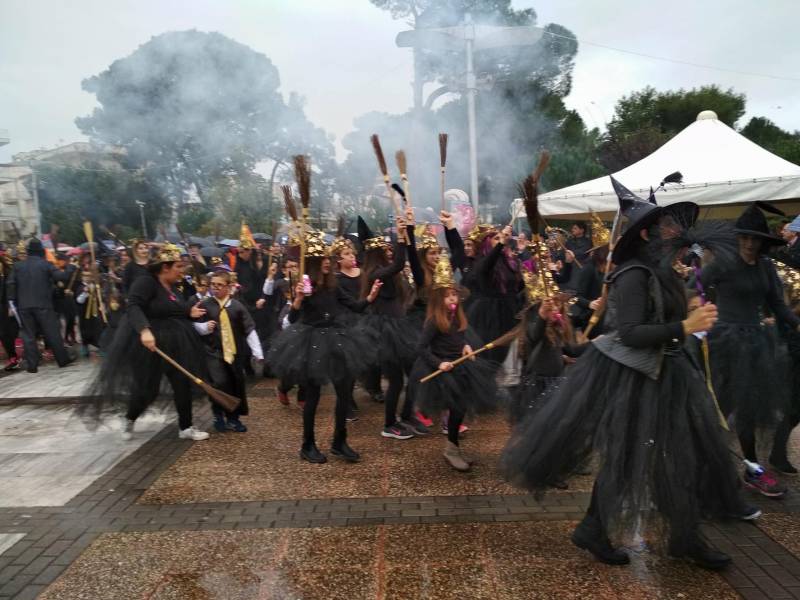 Μεσσήνη: Κέφι παρά τη βροχή στο Νησιώτικο Καρναβάλι (βίντεο-φωτογραφίες)