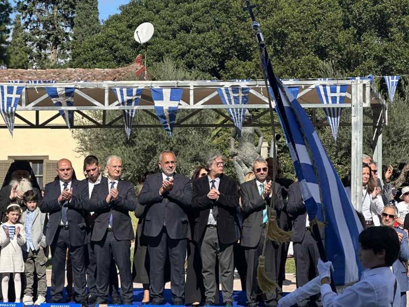 &Pi;&tau;&omega;&chi;ό&sigmaf; &gamma;&iota;&alpha; &tau;&eta;&nu; 28&eta; &Omicron;&kappa;&tau;&omega;&beta;&rho;ί&omicron;&upsilon; &sigma;&tau;&omicron; &Nu;&alpha;ύ&pi;&lambda;&iota;&omicron;: "&Eta; &epsilon;&upsilon;&theta;ύ&nu;&eta; &mu;&alpha;&sigmaf; &alpha;&pi;έ&nu;&alpha;&nu;&tau;&iota; &sigma;&tau;&eta;&nu; &iota;&sigma;&tau;&omicron;&rho;ί&alpha; &kappa;&alpha;&iota; &sigma;&tau;&iota;&sigmaf; &epsilon;&pi;ό&mu;&epsilon;&nu;&epsilon;&sigmaf; &gamma;&epsilon;&nu;&iota;έ&sigmaf;" (&phi;&omega;&tau;&omicron;&gamma;&rho;&alpha;&phi;ί&epsilon;&sigmaf;)
