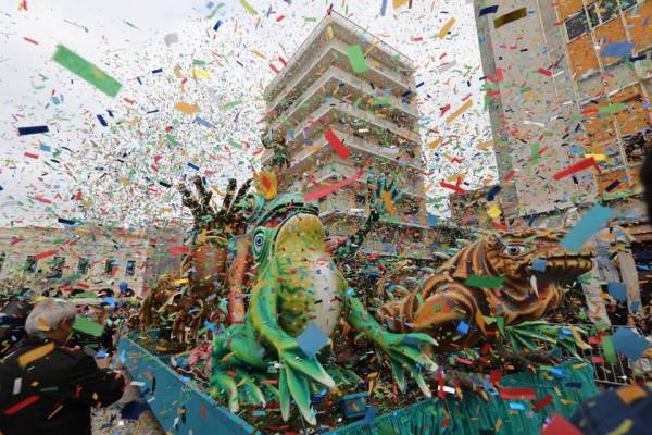 Πέντε ώρες διήρκεσε η μεγάλη καρναβαλική παρέλαση με 30.000 καρναβαλιστές