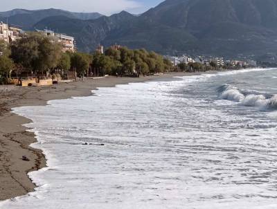 Εντυπωσιακές εικόνες με τα κύματα στην Παραλία της Καλαμάτας (βίντεο-φωτογραφίες)