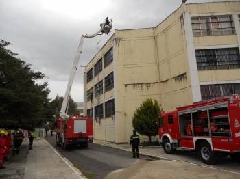 Σεισμός, φωτιά και εγκλωβισμός ατόμων σε σχολείο της Καλαμάτας - Σενάριο άσκησης της Πυροσβεστικής (βίντεο και φωτογραφίες)