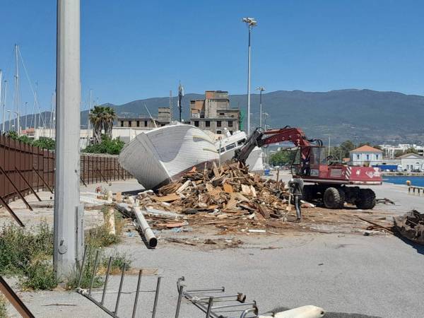Απομακρύνονται τα κατασχεμένα σαπιοκάραβα από το λιμάνι της Καλαμάτας (βίντεο)