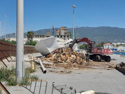 Απομακρύνονται τα κατασχεμένα σαπιοκάραβα από το λιμάνι της Καλαμάτας (βίντεο)