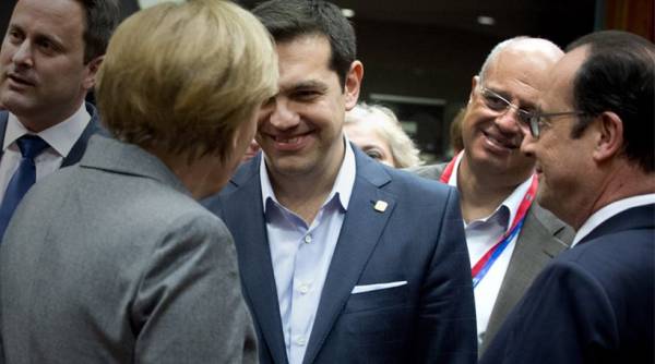 Μαξίμου: Τσίπρας, Μέρκελ και Ολάντ συμφωνούν στην ανάγκη για χαμηλά πρωτογενή πλεονάσματα