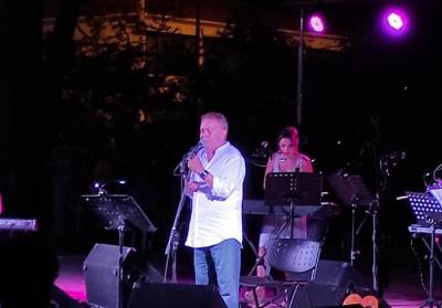 Καταπληκτική βραδιά με Μανώλη Μητσιά στα Φιλιατρά (φωτογραφίες)