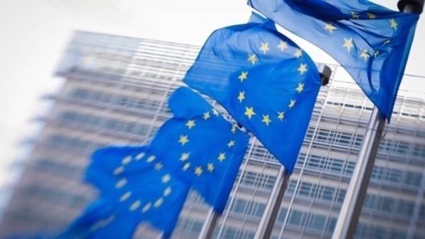 Η ΕΕ εξετάζει τρόπους να διαθέσει επείγουσα χρηματοδότηση στην Ουκρανία εκτός των ορίων του προϋπολογισμού της