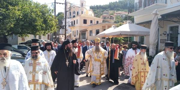 Με λαμπρότητα η εορτή του Αγίου Πνεύματος στην Κυπαρισσία (φωτογραφίες)