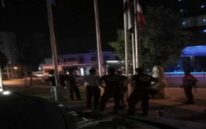 Κύπρος: Μουσουλμάνοι κατέβασαν τη γαλλική σημαία έξω από τη πρεσβεία