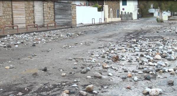 Πέτρες έβγαλε η θάλασσα στο δρόμο του Ακρογιαλίου Αβίας (φωτογραφίες)