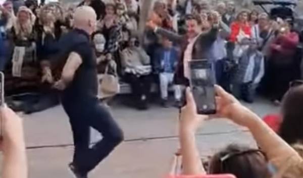 Γιώργος Παπανδρέου: Χόρεψε ζεϊμπέκικο σε συνέδριο στην Αλικαρνασσό (Βίντεο)