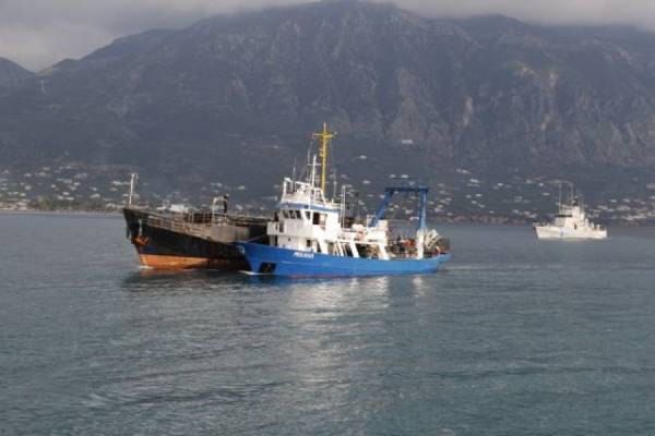 Απομάκρυνση του κατασχεμένου πλοίου "Simone" από το λιμάνι Καλαμάτας