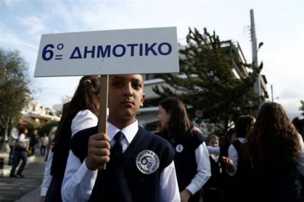 Ποιος πήρε τη σημαία από τα χέρια του 11χρονου Αμίρ;