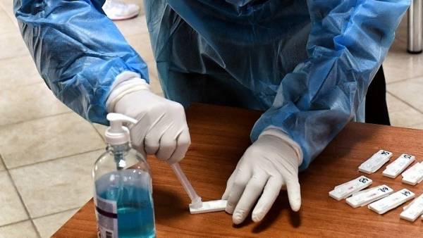 Υποχρεωτικά Rapid Tests: Πώς θα διενεργούνται για τους ανεμβολίαστους στον ιδιωτικό τομέα