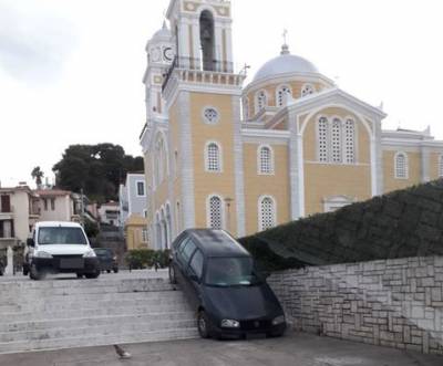 Καλαμάτα: Αυτοκίνητο... κατέβηκε τα σκαλιά στην πλατεία Υπαπαντής