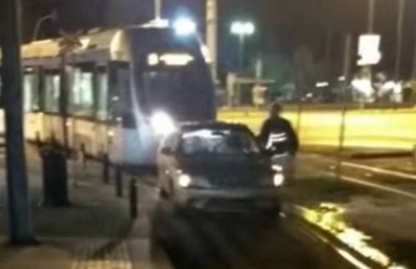 Γλυφάδα: Παράτησε το αυτοκίνητο στις ράγες για να πάει στο ΑΤΜ (Βίντεο)