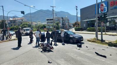 Καλαμάτα: Τροχαίο με τραυματισμό διανομέα σε διασταύρωση της Λακωνικής