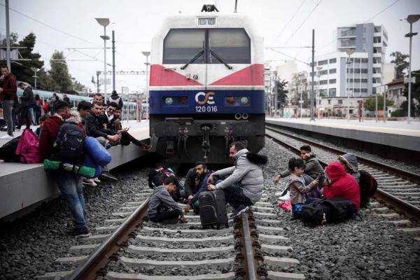 Κατάληψη από πρόσφυγες στο Σταθμό Λαρίσης - Μετ&#039; εμποδίων τα δρομολόγια