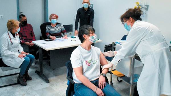 Ανοίγει την Παρασκευή η πλατφόρμα της 3ης δόσης εμβολίου για τους άνω των 18 ετών