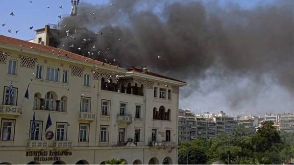Φωτιά στο κτίριο του Βιοτεχνικού Επιμελητηρίου Θεσσαλονίκης (βίντεο)