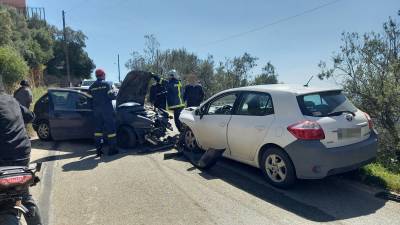 Μετωπική σύγκρουση οχημάτων με τραυματισμό στον δρόμο της Βέργας