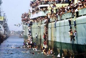 Οι Ιταλοί πυροβολούν τους απελπισμένους Αλβανούς μετανάστες, που έφθασαν με το πλοίο «Φλόρα»