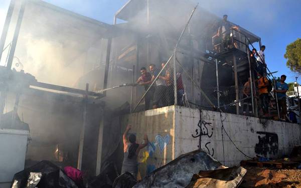 Λέσβος: Δύο νεκροί από την πυρκαγιά στη Μόρια (Βίντεο)