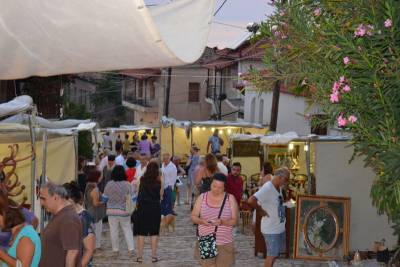 Παζάρι αντικών στο μεγάλο καλντερίμι στην Ανω Πόλη Κυπαρισσίας