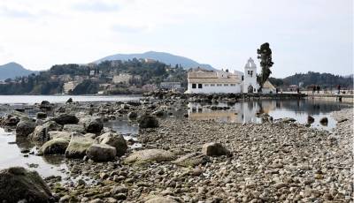 Κέρκυρα: Το φαινόμενο της άμπωτης «ξεγύμνωσε» το Ποντικονήσι