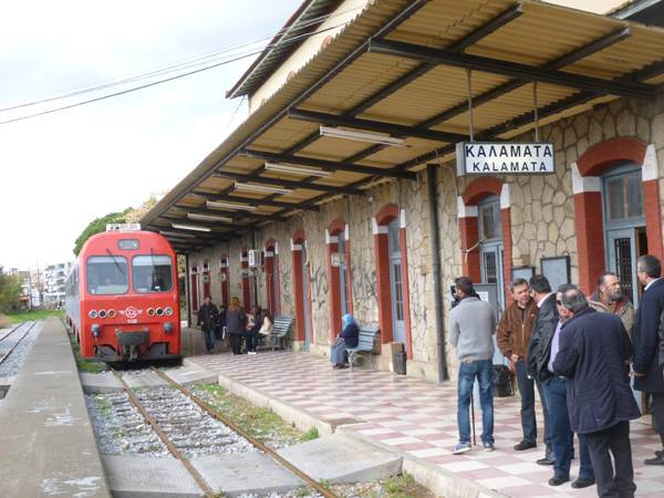 Ο Μάκαρης με τρένο στη Μεσσήνη για να εκφράσει τη στήριξή του στον προαστιακό σιδηρόδρομο (φωτογραφίες)