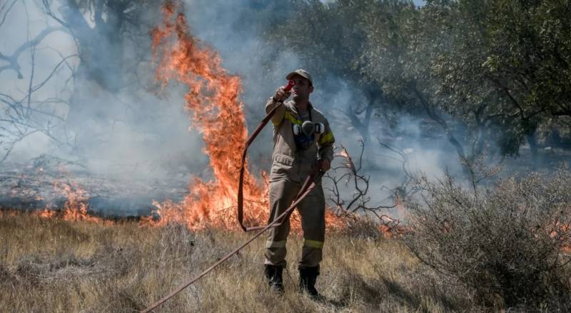 Μεγάλη φωτιά στην Κερατέα - Επιχειρούν 50 πυροσβέστες και 2 αεροσκάφη