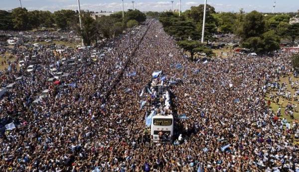 Αργεντινή: Πάνω από 4 εκατ. κόσμος στους δρόμους - Φυγαδεύτηκαν με ελικόπτερα οι παίκτες! (βίντεο)
