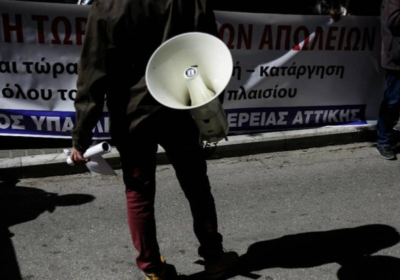 ΑΔΕΔΥ: Άμεση επαναφορά 13ου και 14ου μισθού – «Ανεπαρκές» το επίδομα των 500 ευρώ