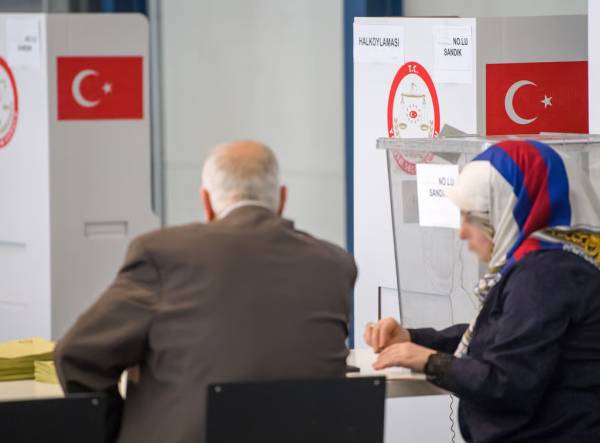Οι 1,5 εκατομμύριο Τούρκοι που ζουν στη Γερμανία αρχίζουν σήμερα να ψηφίζουν
