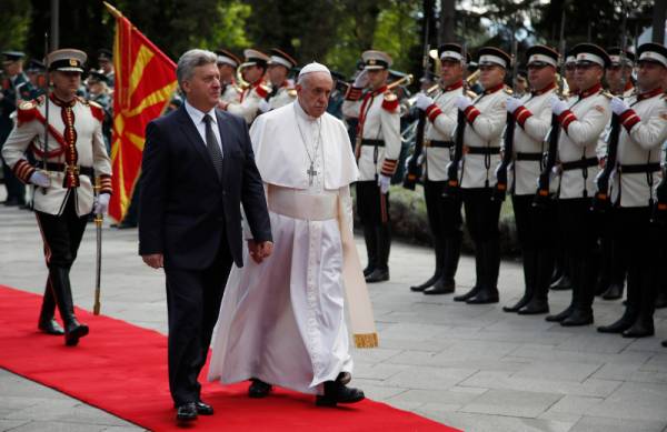Στη Βόρεια Μακεδονία ο Πάπας Φραγκίσκος - Θερμή υποδοχή από Ιβάνοφ και Ζάεφ
